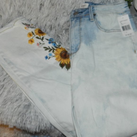 Driftwood Gizelle Girlfriend Skinny Embroidered Jeans  Light Wash NWT! - Picture 2 of 15
